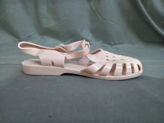 APPROXIMATELY 10 PAIRS OF LINZI FLAT JELLY SANDALS IN VARIOUS SIZES TO INCLUDE SIZE 5