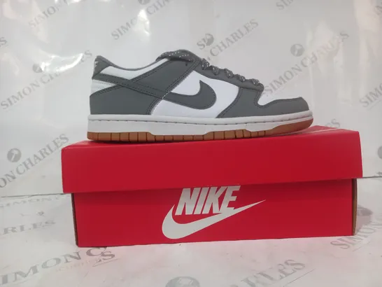 BOXED PAIR OF NIKE DUNK LOW GS SHOES IN GREY/WHITE UK SIZE 3