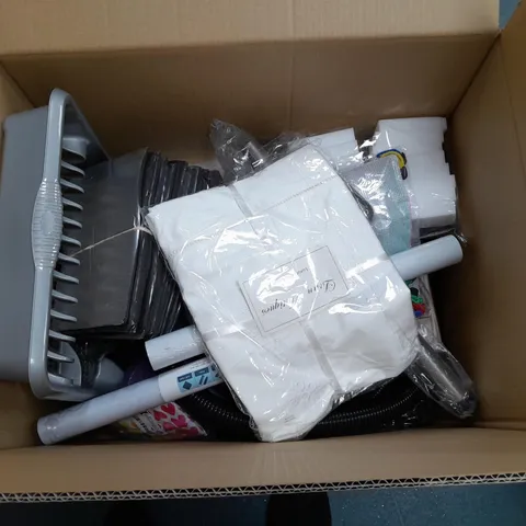 BOXED LOT OF APPROX. 25 HOUSEHOLD ITEMS TO INCLUDE BEDDING AND KITCHENWARE