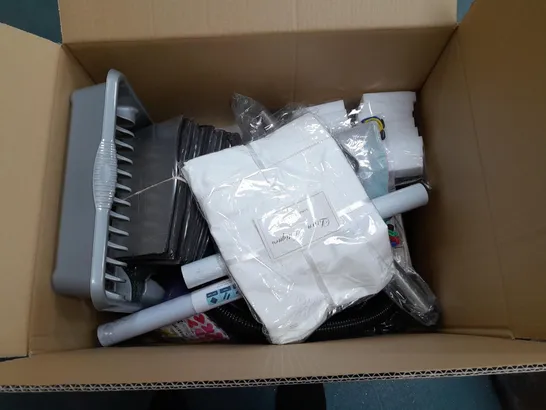 BOXED LOT OF APPROX. 25 HOUSEHOLD ITEMS TO INCLUDE BEDDING AND KITCHENWARE