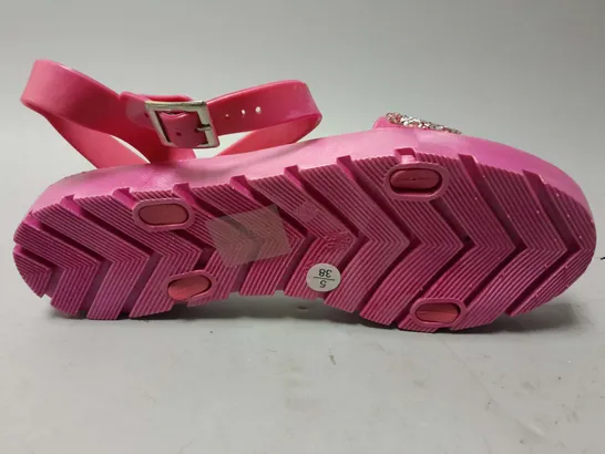 APPROXIMATELY 14 SAVANNAH COLLECTION OPEN TOE SANDALS IN PINK IN VARIOUS SIZES