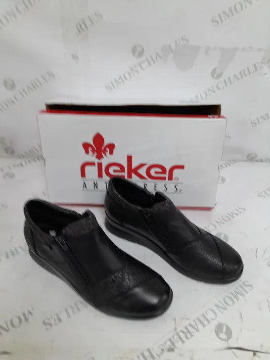 BOXED PAIR OF RIEKER LEATHER DOUBLE ZIP WATER RESISTANT BOOTS IN BLACK SIZE 5