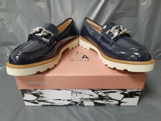 BOXED PAIR OF MODA IN PELLE CHUNKY LOAFERS IN NAVY W. SILVER EFFECT CHAIN SIZE 6