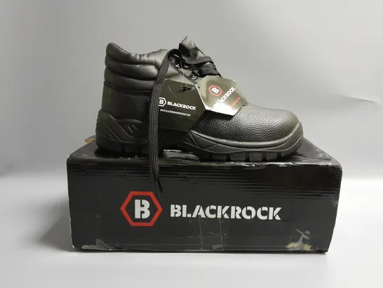 BOXED PAIR OF BLACKROCK CHUKKA BOOTS IN BLACK - UK SIZE 6 