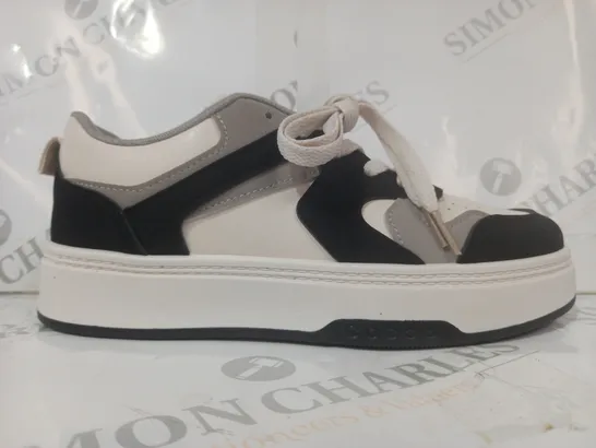 BOXED PAIR OF JENNY'S DIARY FASHION SHOES IN OFF-WHITE/BLACK EU SIZE 38