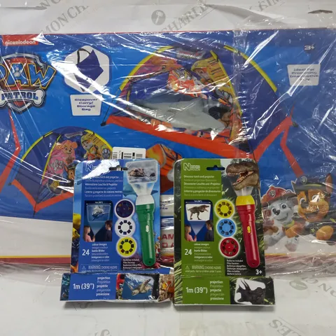 LOT OF 2 TOYS AND GAMES TO INCLUDE PAW PATROL POP UP PLAY TENT AND NHM DINOSAUR AND SEA CREATURES MINI PROJECTORS