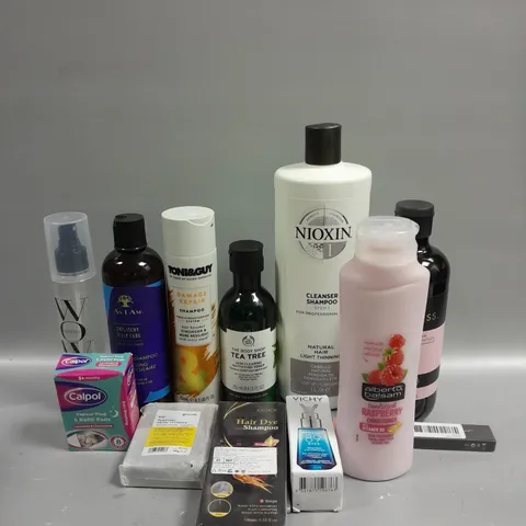 APPROXIMATELY 15 ASSORTED COSMETICS AND BEAUTY ITEMS TO INCLUDE SHAMPOO'S, CALPOL AND MOUTHWASH