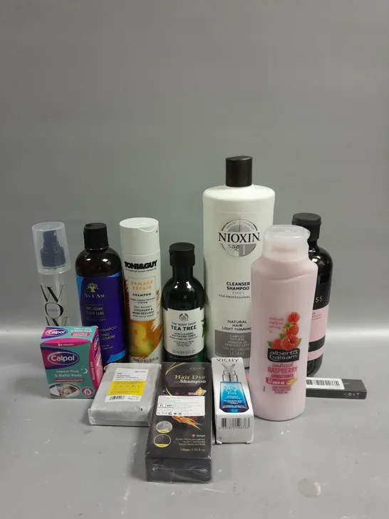 APPROXIMATELY 15 ASSORTED COSMETICS AND BEAUTY ITEMS TO INCLUDE SHAMPOO'S, CALPOL AND MOUTHWASH