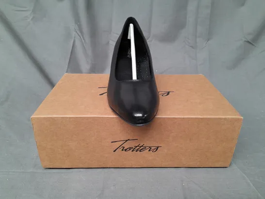 BOXED PAIR OF TROTTERS CLOSED TOE LOW HEEL SLIP-ON SHOES IN BLACK SIZE UNSPECIFIED