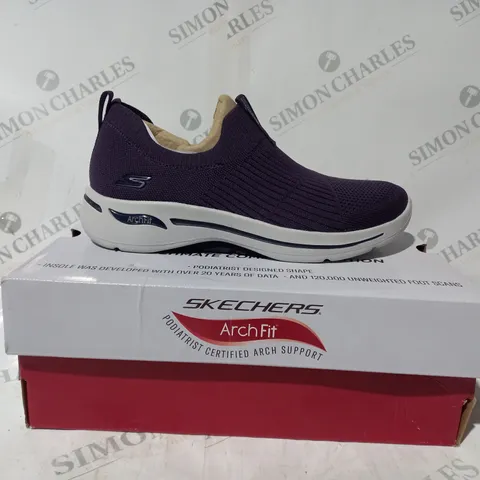 BOXED PAIR OF SKECHERS GOWALK ARCH FIT ICONIC SLIP ON TRAINERS IN PURPLE UK SIZE 4