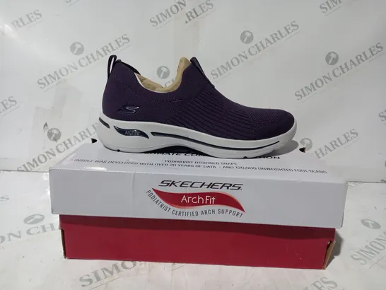 BOXED PAIR OF SKECHERS GOWALK ARCH FIT ICONIC SLIP ON TRAINERS IN PURPLE UK SIZE 4