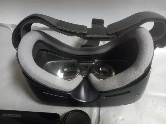 SAMSUNG GEAR VR WITH CONTROLLER