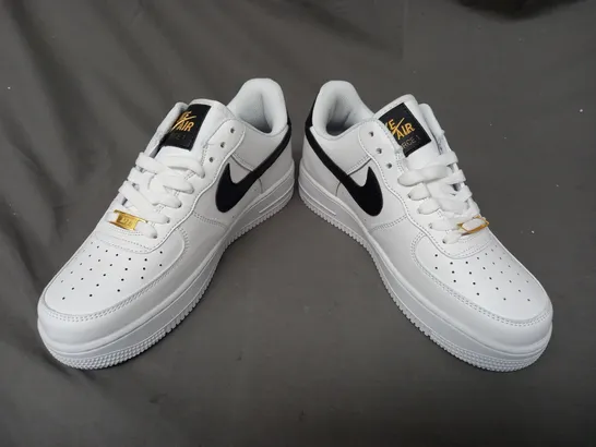 BOXED PAIR OF NIKE AIR FORCE 1 SHOES IN WHITE/BLACK/GOLD UK SIZE 7