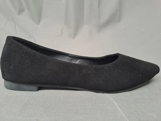 BOXED PAIR OF DESIGNER POINTED TOE SLIP-ON SHOES IN BLACK EU SIZE 39