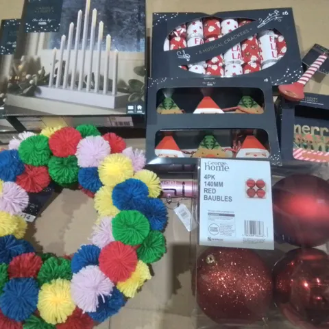 LOT OF APPROXIMATELY 20 ASSORTED SEASONAL ITEMS TO INCLUDE CANDLE LIGHT, 14CM BAUBLES, POM POM WREATHS AND STRING LIGHTS