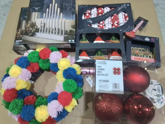 LOT OF APPROXIMATELY 20 ASSORTED SEASONAL ITEMS TO INCLUDE CANDLE LIGHT, 14CM BAUBLES, POM POM WREATHS AND STRING LIGHTS