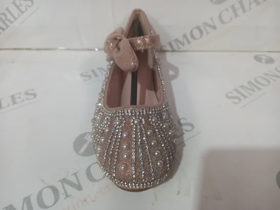 BOXED PAIR OF DESIGNER KIDS SHOES IN ROSE GOLD W. GLITTER AND JEWEL EFFECT EU SIZE 28