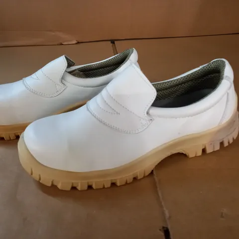 PAIR OF WARNING RESTO CLEAN SAFETY FOOTWEAR - SIZE 42