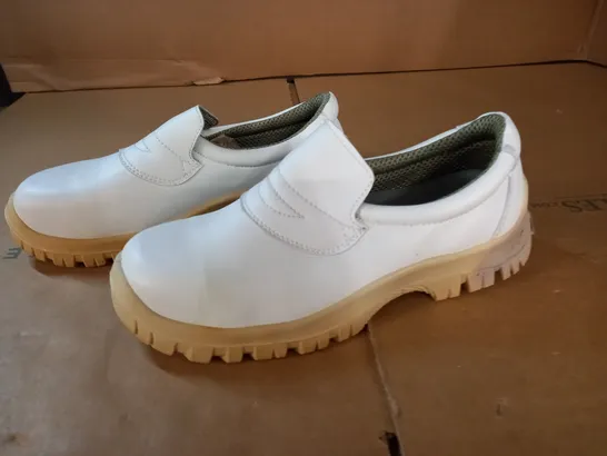 PAIR OF WARNING RESTO CLEAN SAFETY FOOTWEAR - SIZE 42