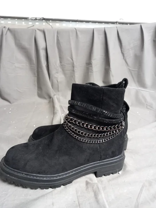 MODA IN PELLE ASTELLA CHAIN BOOT SIZE 6