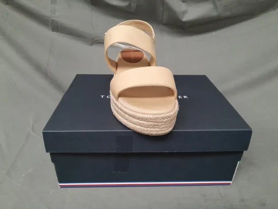 BOXED PAIR OF TOMMY HILFIGER OPEN TOE MID WEDGE SANDALS IN BEIGE EU SIZE 39