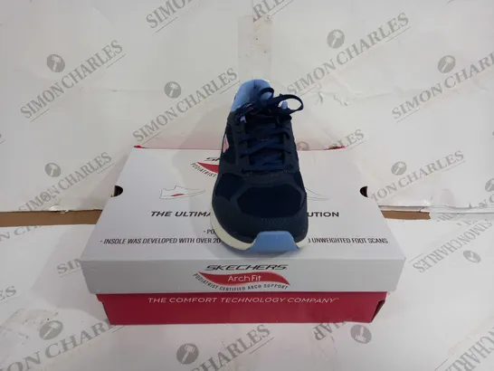 BOXED PAIR OF SKECHERS ARCH FIT SHOES NAVY/BLUE UK SIZE 6