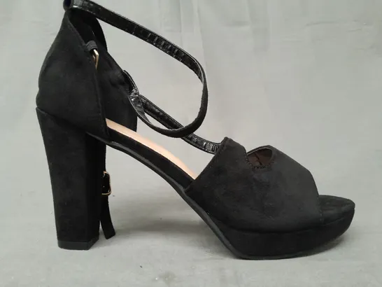 BOXED PAIR OF DESIGNER OPEN TOE BLOCK HEELS IN BLACK EU SIZE 39