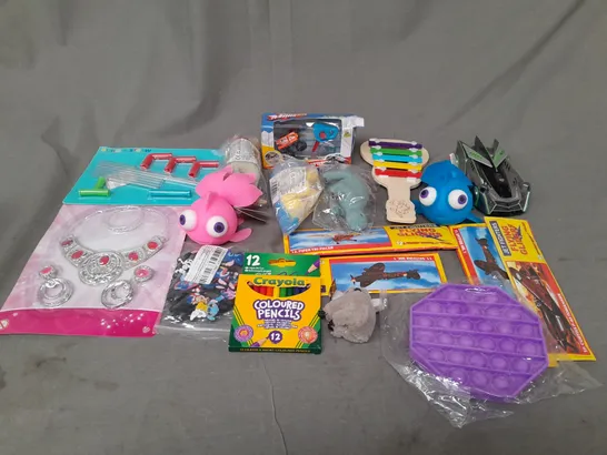 LOT OF ASSORTED TOYS AND GAMES TO INCLUDE CRAYOLA, NECKLACE AND EARRING PLAYSET AND FLYING GLIDERS