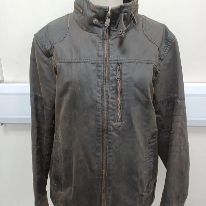 WAXED ZIP THROUGH JACKET IN BROWN SIZE M 4543133Simon Charles Auctioneers