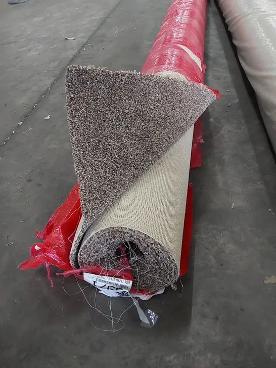 ROLL OF QUALITY THE NOBLE SAXONY CARPET // SIZE: APPROXIMATELY 5.3 X 4m