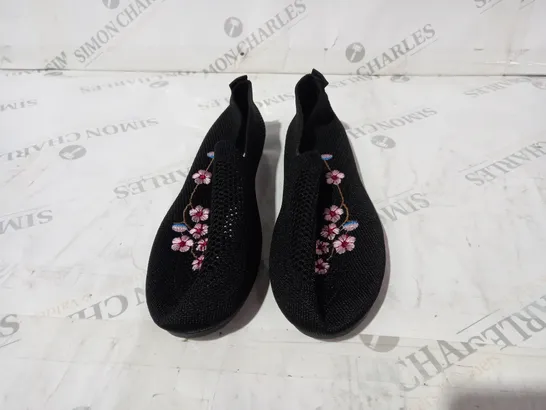 BLACK FLORAL PUMPS SIZE 39