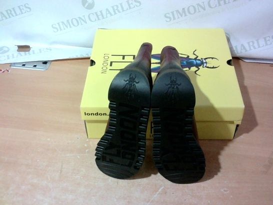 BOXED PAIR OF LONDON FLY SIZE 38