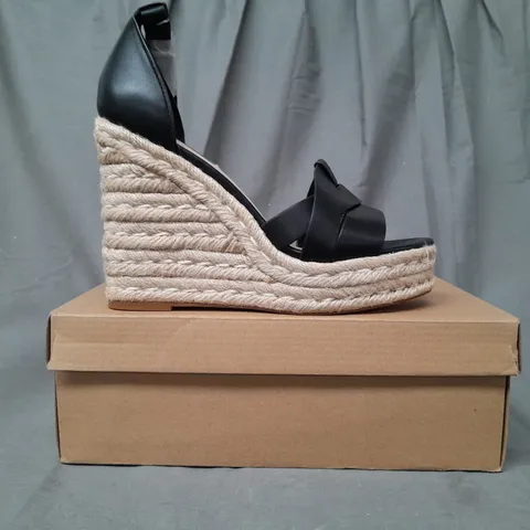 BOXED PAIR OF STEVE MADDEN OPEN TOE HIGH WEDGE SANDALS IN BLACK UK SIZE 6