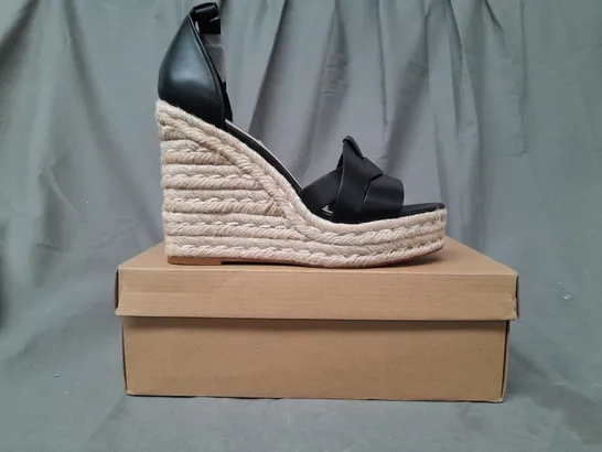 BOXED PAIR OF STEVE MADDEN OPEN TOE HIGH WEDGE SANDALS IN BLACK UK SIZE 6