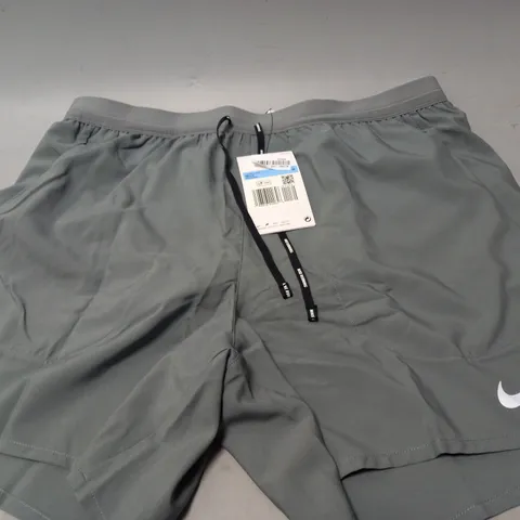 NIKE DRI FIT LIGHT GREY SHORTS - MEDIUM