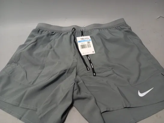 NIKE DRI FIT LIGHT GREY SHORTS - MEDIUM