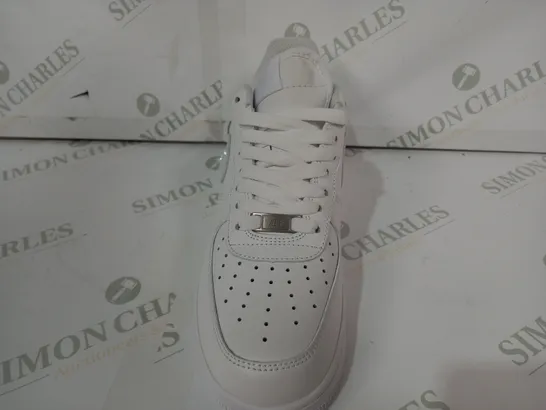 BOXED PAIR OF NIKE AIR FORCE 1 SHOES IN WHITE UK SIZE 8