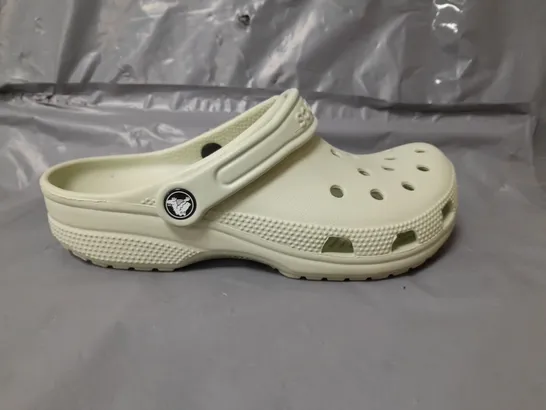 CROCS CLASSIC CLOGS PALE GREEN SIZE 5