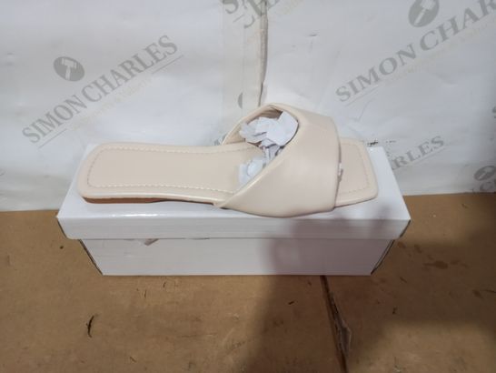 BOXED PAIR OF DESIGNER CREAM FLIPFLOPS SIZE 6