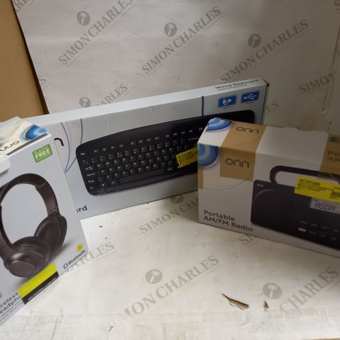 A BOX OF 23 ASSORTED DESIGNER ITEMS TO INCLUDE ONN WIRELESS HEADPHONES, PORTABLE AM/FM RADIO AND KEYBOARD 