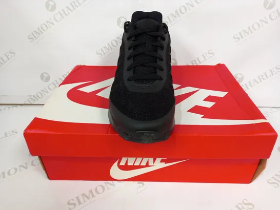 BOXED PAIR OF NIKE AIR MAX INVIGOR SHOES IN BLACK UK SIZE 8