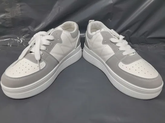 BOXED PAIR OF FASHION SPORT SHOES IN WHITE/GREY EU SIZE 37