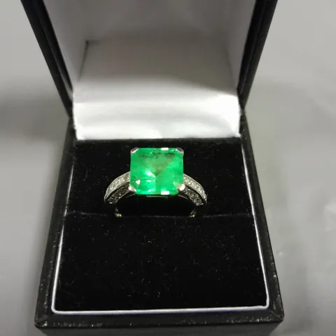 18CT WHITE GOLD DRESS RING SET WITH AN EMERALD AND NATURAL DIAMOND SHOULDERS WEIGHING +-4.45CT