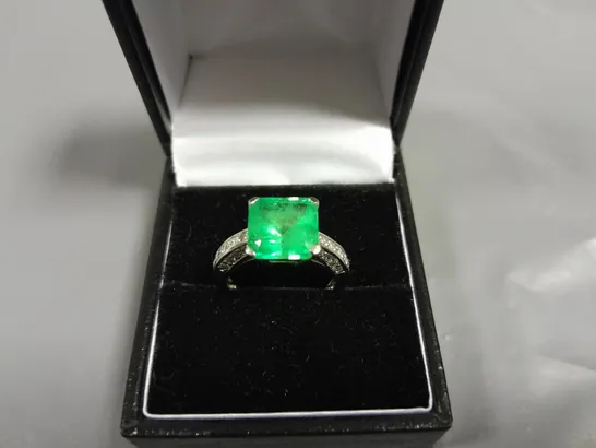 18CT WHITE GOLD DRESS RING SET WITH AN EMERALD AND NATURAL DIAMOND SHOULDERS WEIGHING +-4.45CT