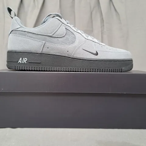 BOXED PAIR OF NIKE AIR FORCE 1 '07 LV8 SHOES IN GREY UK SIZE 8