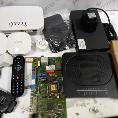 LOT OF 12 ASSORTED TECH ITEMS TO INCLUDE EERO JO10001, SKY ROUTERS AND TECKNET MOUSE