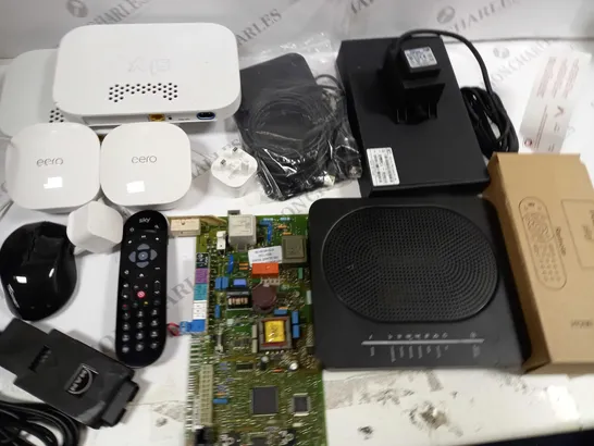 LOT OF 12 ASSORTED TECH ITEMS TO INCLUDE EERO JO10001, SKY ROUTERS AND TECKNET MOUSE