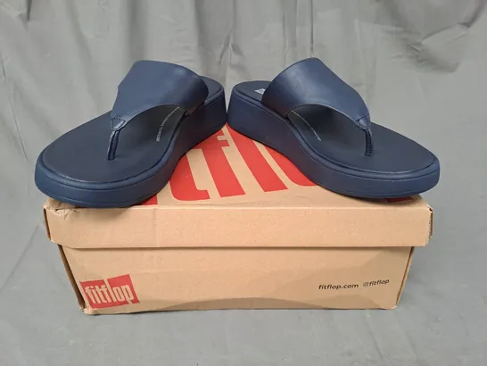 BOXED PAIR OF FITFLOP LEATHER FLATFORM TOE-POST SANDALS IN NAVY UK SIZE 7