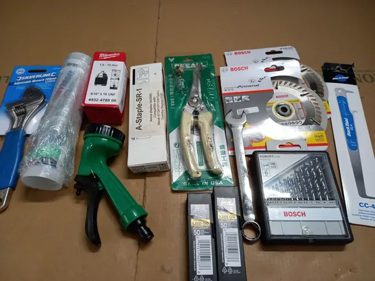 LOT OF ASSORTED TOOLS AND DIY IYEMS TO INCLUDE BOSCH CIRCULAR BLADES AND DRILL BIT SET 