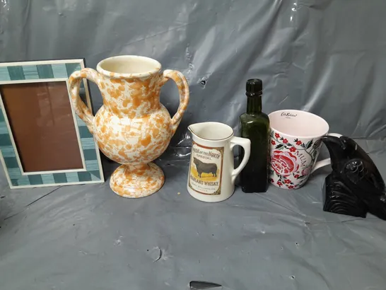 BOX OF APPROXIMATELY 10 ASSORTED ITEMS TO INCLUDE - CLAY ORANGE & WHITE VASE , CATH KIDSTON MUG , BLACK BIRD PAPER WEIGHT ETC